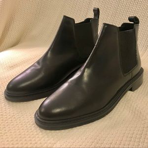 NWOT Topshop Black Leather Kiss Chelsea Boots **see description